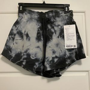 lululemon inner glow short sz 4 NWT